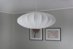 Mamsell Ø45 Weiß hängelampe Von Aneta Lighting - Die Deckenleuchte Mamsell ist mit fein plissiertem Stretchstoff bespannt, der für ein angenehmes, leicht gedämpftes Licht sorgt.