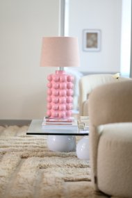 Bubbles 50cm Rosa Von Hallbergs - Das sprudelnde Design hat eine klare und glänzende rosa Farbe.