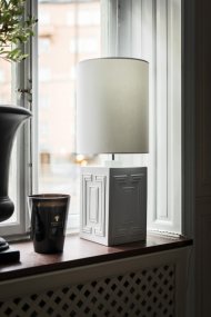 Stucco 48cm Mattweiß lampenfuß Von Hallbergs - Die quadratische Form mit den detaillierten Schnitzereien trägt zu einer schönen Atmosphäre im Raum bei.