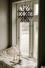 Lea Ø45 Braun Von Globen Lighting - Die Lampe ist handgefertigt und hat ein traditionelles Aussehen mit Elementen von Japandi.