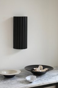 Legacy 30cm Schwarz wandlampe Von Hallbergs - Die Lichtquelle ist auf der Rückseite angebracht, wodurch das Licht sowohl nach oben als auch nach unten an die Wand gestreut wird.