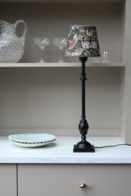 Charlstone 50cm Svart lampenfuß Von Hallbergs - Charlstone &auml;r en elegant lampfot i metall med en klassisk och tidl&ouml;s design.