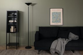 Corong Schwarz stehlampe Von Venture Design - Sie passt perfekt in moderne Wohnr&auml;ume und sorgt f&uuml;r angenehmes Licht.