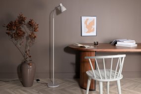 Lina Beige stehlampe Von Venture Design - Die Gl&uuml;hlampe Lina mit Flexarm und verstellbarem Schirm passt perfekt neben Sofa oder Sessel f&uuml;r all die abendlichen Lesemomente!