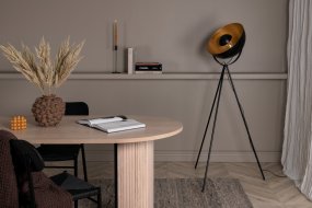 Search Schwarz stehlampe Von Venture Design - Die schlanken Beine verleihen der Leuchte ein stilvolles Aussehen und machen sie zur perfekten Stehleuchte f&uuml;r alle, die das gewisse Extra w&uuml;nschen!