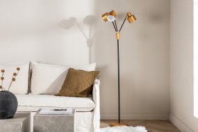 Vifta 3 Schwarz stehlampe Von Venture Design - Stehleuchte in Schwarz und Messing mit drei Schirmen, die je nach Bedarf eingestellt werden k&ouml;nnen.