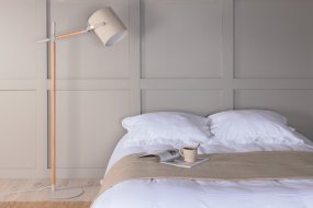 Dennis Beige/Holz stehlampe Von Venture Design - Dennis ist eine moderne Stehleuchte mit verstellbarem Schaft und beigem Leinenschirm, der ein sanftes und angenehmes Licht spendet.