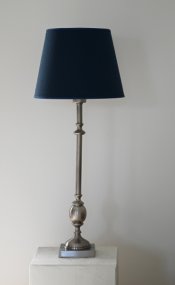 Charlstone 50cm Antiksilver lampenfuß Von Hallbergs - Den antika silverfinishen tillf&ouml;r en varm ton och g&ouml;r Charlstone enkel att kombinera med olika f&auml;rger och material.