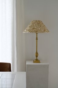 Charlstone 50cm Mässing lampenfuß Von Hallbergs - M&auml;ssingsfinishen tillf&ouml;r en varm ton och g&ouml;r Charlstone enkel att kombinera med olika f&auml;rger och material.