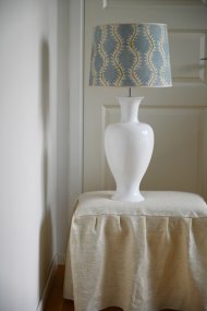Mindy 50cm Vit lampenfuß Von Hallbergs - Denna eleganta lampfot i keramik har en mjuk, klassisk form och blank vit finish som ger ett varmt och stilrent uttryck.