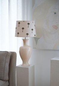 Mindy 50cm Beige lampenfuß Von Hallbergs - Denna eleganta lampfot i keramik har en mjuk, klassisk form och en blank kr&auml;mbeige finish som ger ett varmt och stilrent uttryck.