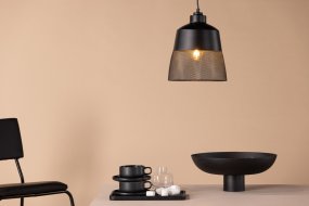 Toulon Ø24 Schwarz hängelampe Von Venture Design - Der mattschwarze Eisensockel sorgt f&uuml;r einen stilvollen Ausdruck, und der untere Teil des Lampenschirms hat ein feines Netzmuster, das die Lampe einzigartig macht und ein angenehmes Licht im gesamten Raum verbreitet.