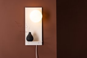 Troyes 45cm Hellgrau wandlampe Von Venture Design - Die Leuchte hat einen hellgrauen Eisensockel mit einer kleinen Ablagefl&auml;che, auf der zus&auml;tzliche Dekoration platziert werden kann.