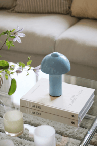 Buddy 25cm Hellblau tragbare Von Globen Lighting - 4&ndash;5 Stunden und erm&ouml;glicht eine Leuchtdauer von bis zu 8 Stunden bei maximaler Helligkeit und sogar noch l&auml;ngerer Betriebsdauer bei reduzierter Helligkeit.