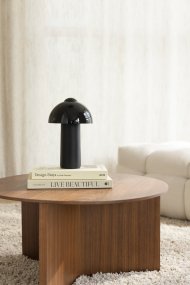 Buddy 25cm Schwarz tragbare Von Globen Lighting - 4&ndash;5 Stunden und erm&ouml;glicht eine Leuchtdauer von bis zu 8 Stunden bei maximaler Helligkeit und sogar noch l&auml;ngerer Betriebsdauer bei reduzierter Helligkeit.