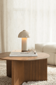 Buddy 25cm Sand tragbare Von Globen Lighting - 4&ndash;5 Stunden und erm&ouml;glicht eine Leuchtdauer von bis zu 8 Stunden bei maximaler Helligkeit und sogar noch l&auml;nger bei reduzierter Helligkeit.