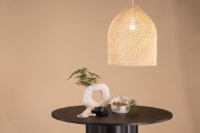 Brivela Ø45 Natur hängelampe Von Venture Design - Die Leuchte spendet ein angenehmes Licht und verleiht dem Raum eine warme und ruhige Atmosph&auml;re.