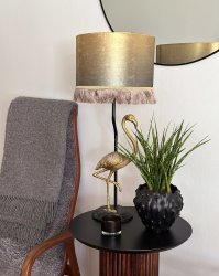 Flamingo 67cm Schwarzes Gold tischlampe Von Aneta Lighting - Flamingo-Tischlampe mit einem Lampenfuß aus goldfarbenem Metall mit einem dekorativen goldfarbenen Flamingo.