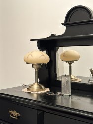 August 28cm Antikes Messing tischlampe Von Aneta Lighting - Mit ihrem klassischen Design in Antikmetall und einem wundersch&ouml;nen, alabasterartigen Schirm verbreitet sie ein warmes und angenehmes Licht, das in jedem Raum eine einladende Atmosph&auml;re schafft.