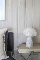 Mushi 30cm Weiß tischlampe Von Aneta Lighting - Mushi ist eine trendige Pilzlampe aus Glas mit einem einzigartigen Muster aus weißen Punkten, das jeder Lampe ein einzigartiges Design verleiht.