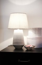 Mona 45cm Weiß tischlampe Von Aneta Lighting - Die Tischleuchte Mona ist eine stilvolle und zeitlose Leuchte mit einem weißen Keramikfuß und einem passenden weißen Textilschirm.