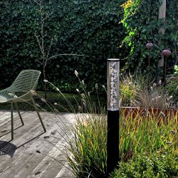 Pollux Schwarz Von Lightson - Es ist sch&ouml;n, mehrere Pollux in einer Gruppe in einem Staudenbeet oder an einem Teich zu platzieren und so eine sch&ouml;ne Lichtinstallation im Garten zu schaffen.