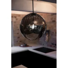 Fengari Ø35 Rauchgrau hängelampe Von Markslöjd - Platzieren Sie sie über einem runden Couchtisch oder hängen Sie mehrere in einer Reihe über einem längeren Esstisch auf.