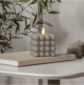 LED Stumpenkerze Flamme Dot Grau Von Star Trading - Diese batteriebetriebene Kerze ist sowohl allein als auch in der Gruppe mit anderen Kerzen der Flamme-Serie eine sch&ouml;ne Dekoration.