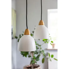 Urban Mini Ø15 Weiß Von Superliving - Trotz seiner geringeren Größe bietet Urban Mini eine beeindruckende Lichtverteilung und macht sich über der Küchentheke ebenso gut wie in einer gemütlichen Leseecke.