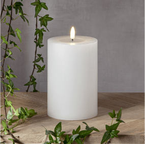 LED Stumpenkerze Flamme Flow Big Weiß Von Star Trading - Es verfügt über eine Timerfunktion und wenn der Schalter eingeschaltet ist, leuchtet das Licht im Timermodus 6 Stunden lang, 18 Stunden lang aus (in Wiederholung), mit einer schönen realistischen Flamme in warmweißem Licht.
