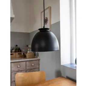 Bloom Ø23 Schwarz Von Superliving - Die Lampe hat ein mattschwarzes Finish und ein schwarzes Textilkabel für ein elegantes Aussehen.