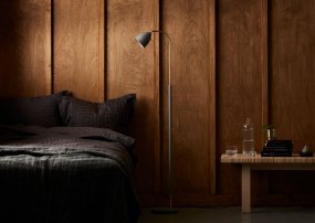 Deluxe Grau/Messing stehlampe Von Belid - Die Deluxe Stehleuchte ist eine elegante und zeitlose Leuchte in warmem Gr&uuml;n und messingfarbenem Metall.