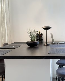 Epsilon 37cm Schwarz tragbare Von Aneta Lighting - Epsilon ist eine elegante, tragbare Tischleuchte f&uuml;r den Innenbereich mit zeitlosem Design und einem diskret am Sockel angebrachten Touch-Dimmer.