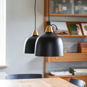 Urban Ø24 Schwarz hängelampe Von Superliving - Mit seiner einzigartigen Form und den hochwertigen Materialien ist Urban nicht nur eine Beleuchtungsl&ouml;sung &ndash; es wird eine Designikone in Ihrem Interieur.