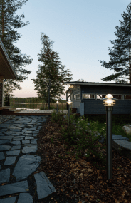 Käpylä 110cm Schwarz pollarleuchten Von Airam - Eine Glaskuppel sch&uuml;tzt die Lichtquelle und lenkt das Licht sowohl nach oben als auch nach unten und zwischen die farblich passenden Stahllamellen der Leuchte.