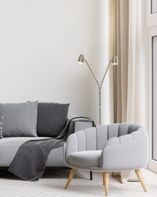 Sandnes 2 Stahl stehlampe Von Aneta Lighting - Mit zwei flexiblen Armen eignet sie sich perfekt als Leselampe und verf&uuml;gt &uuml;ber zwei separate Netzschalter mit integriertem Dimmer, wodurch die Helligkeit je nach Bedarf reguliert werden kann.