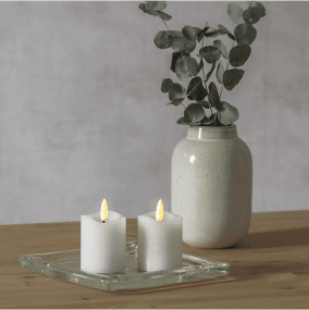 LED Stumpenkerze Flamme Weiß Von Star Trading - 2er-Pack Blockkerzen mit einer sehr nat&uuml;rlichen Flamme, die in einem warmwei&szlig;en Schein leuchtet.