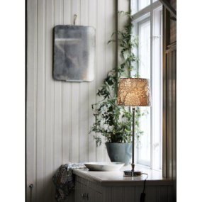 Liam 55cm Silber/Grün tischlampe Von PR Home - Ein klassischer und einfach zu platzierender Lampensockel aus Chrom mit einem Dahlia Garden-Lampenschirm in einem Farbschema aus Grün und Zartrosa.