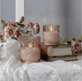 LED Kerze Flamme Romb Rosa Von Star Trading - Es verf&uuml;gt &uuml;ber eine Timerfunktion und wenn der Schalter eingeschaltet ist, leuchtet das Licht im Timermodus 6 Stunden lang, 18 Stunden lang aus (in Wiederholung), mit einer sch&ouml;nen realistischen Flamme in warmwei&szlig;em Licht.