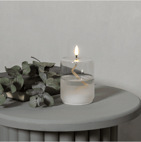 Laterne Flamme Float Transparent Von Star Trading - Flamme Float ist eine Kerze mit einem Glasbeh&auml;lter mit transparentem Wachs im Inneren, der das Gef&uuml;hl einer &Ouml;lkerze vermittelt, bei der der Docht schwimmt.