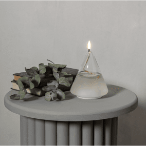 Laterne Flamme Float Transparent Von Star Trading - Flamme Float ist eine Kerze mit einem kegelförmigen Glasbehälter mit transparentem Wachs im Inneren, der das Gefühl einer Ölkerze vermittelt, bei der der Docht schwimmt.