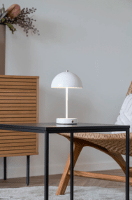 Holt LED 25cm Weiß tragbare Von House of Nordic - De klassiska formen i vit metall med silvriga detaljer bidrar med en harmonisk atmosf&auml;r till rummet.