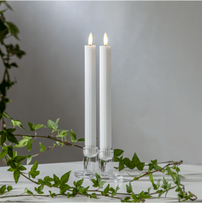LED Stabkerze Flamme Stripe Weiß Von Star Trading - Die Kerzen haben eine sehr nat&uuml;rliche Flamme, die in einem warmwei&szlig;en Schein leuchtet.