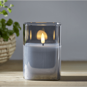 LED Kerze Flamme Rauchfarben Von Star Trading - Fina Flamme Glaslaterne mit Batterielicht mit naturgetreuer Flamme, die in warmweißem Schein leuchtet, mit Halterung aus Rauchglas, in der die Wachskerze montiert ist.
