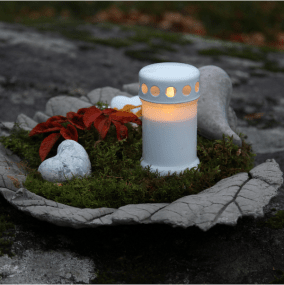 LED Grablicht Serene Weiß Von Star Trading - Eine wundersch&ouml;ne Grabkerze in Wei&szlig; mit einem sch&ouml;nen Schein, der im Dunkeln leuchtet.