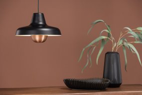Högbyn Ø30 Schwarz hängelampe Von Venture Design - Das Kupferdetail um die Lichtquelle verleiht ihr eine elegante und raffinierte Note, die wirklich auff&auml;llt und das i-T&uuml;pfelchen ist.