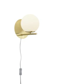 Pure Ø16 Mattes Messing wandlampe Von Trio Lighting - Das minimalistische Design mit mattiertem Messing und weißem Opalglas wirkt unglaublich modern und lässt sich sowohl mit schlichten als auch mit wirkungsvollen Elementen kombinieren.