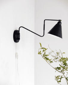 Game 70cm Schwarz wandlampe Von House Doctor - Das schwarze Metall verleiht der Lampe eine strenge und moderne Note, wodurch sie in die meisten Einrichtungen passt.