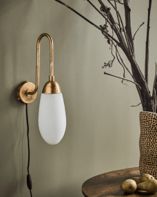 Drop 45cm Antikes Messing wandlampe Von House Doctor - Verwandeln Sie Ihr Interieur mit dieser Wandlampe aus antikem Messing mit einem tropfenförmigen Schirm aus Opalglas.