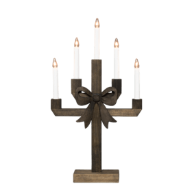 Kerstin Brauner Fleck Von Pixie Design - Kerstin ist ein dekorativer Kerzenst&auml;nder aus dunkelbraun gebeiztem Holz, verziert mit einer gro&szlig;en Schleife, die ihm einen charmanten und verspielten Ausdruck verleiht.